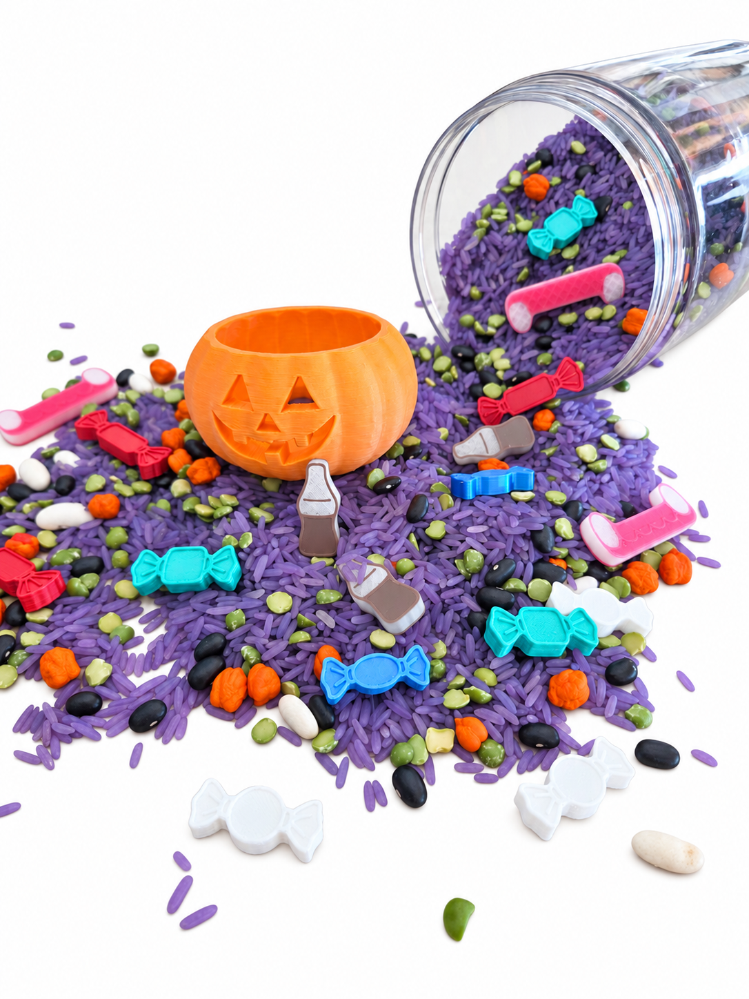 Play It Trick or Treat: omgevallen pot met paarse speelrijst, 3D-geprinte snoepjes en oranje pompoenpotje met griezelgezicht