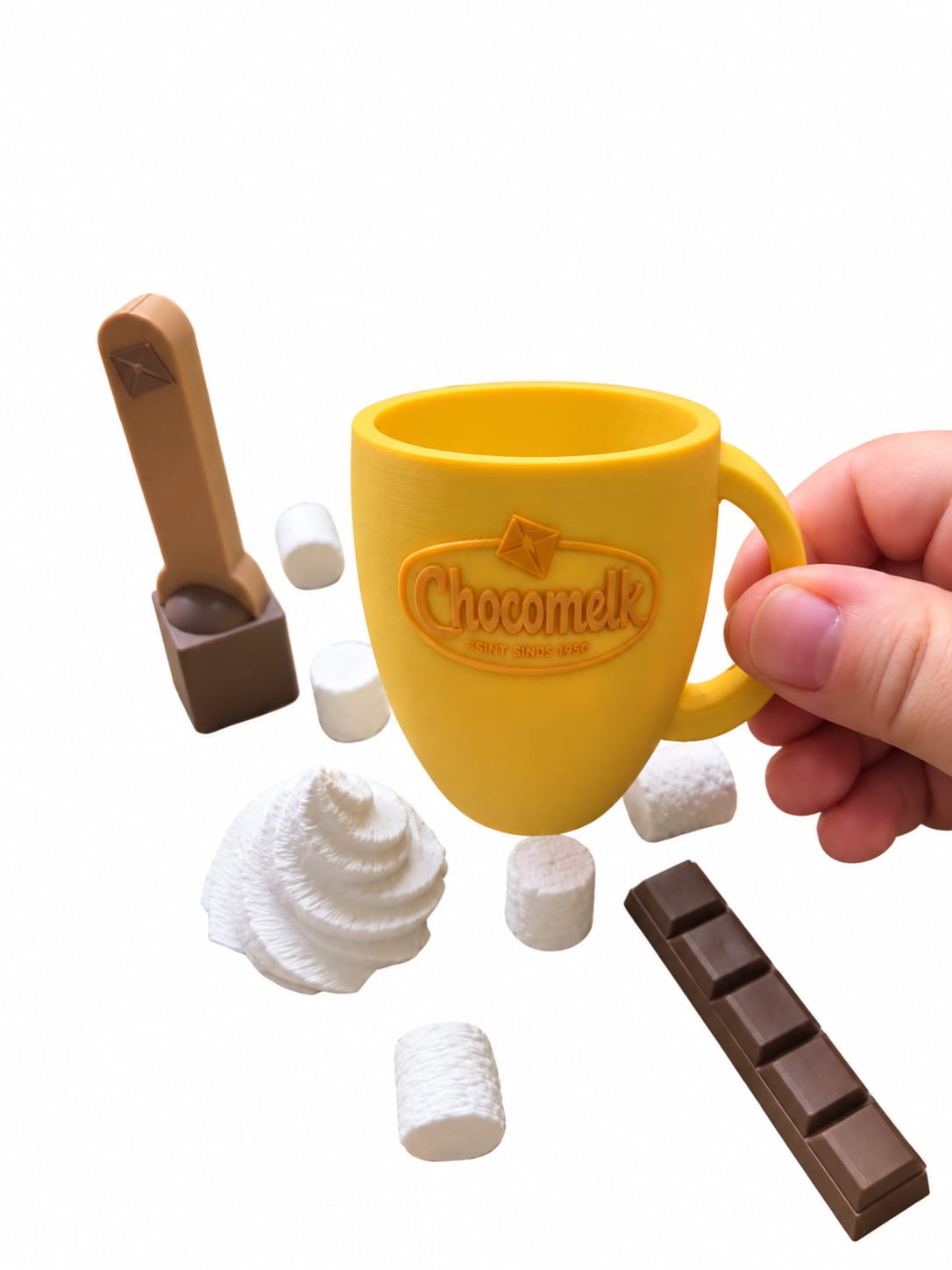 Chocomelk maken set van Play This Way, gele mok met slagroom, marshmallows, chocoladereepje en chocoladelepel